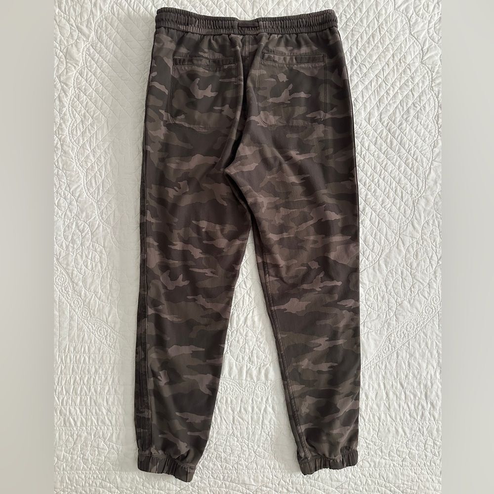 Athleta Camo Farallon Joggers Pants Women’s Size 8 Olive Green - Picture 3 of 13